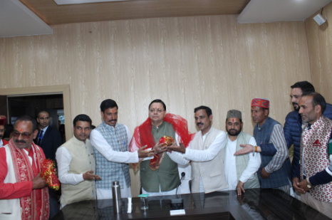 यमुनोत्री एवं गंगोत्री मंदिर समिति ने मुख्यमंत्री का जनपद आगमन पर स्वागत किया।